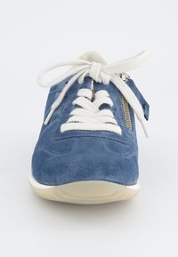 Blaue Wildledersneaker mit weißen Schnürsenkeln, seitlichem Reißverschlussdetail, runder Zehenpartie und strukturiertem Obermaterial. Dicke weiße Gummisohle.
