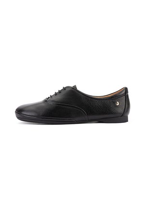 Zapato plano negro de cuero con cordones, superficie texturizada y tacón bajo, visto de lado sobre un fondo blanco.