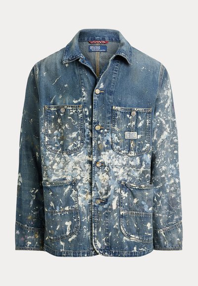 Μπουφάν από τζιν με τέσσερις μπροστινές τσέπες, κλείσιμο με κουμπιά και σχέδιο με πιτσιλιές λευκής μπογιάς σε όλο το ύφασμα.