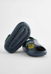 Next STANDARD - Sandali - navy varsity badge print
