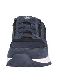 Scarpe sportive blu navy con una combinazione di camoscio e mesh, con lacci sul davanti, lati con zip e una suola spessa e testurizzata.