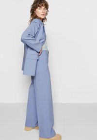 Modström GALE PANTS - Calças - blue heron