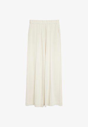 Kremowe spodnie o szerokich nogawkach z plisami z przodu, paskiem i bocznymi kieszeniami, wykonane z gładkiej tkaniny.
