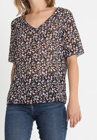 Černá květinová blůza s krátkými rukávy, se výstřihem do V a průhlednou texturou, zdobená pestrými malými květy.