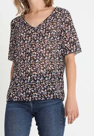 Schwarze Bluse mit kurzen Ärmeln, ausgestattet mit einem V-Ausschnitt und einem transparenten Stoff, verziert mit bunten kleinen Blumen.