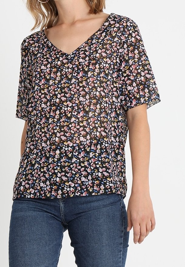 Černá květinová blůza s krátkými rukávy, se výstřihem do V a průhlednou texturou, zdobená pestrými malými květy.
