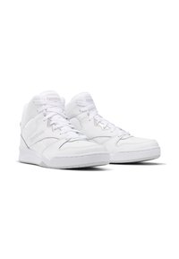 Białe sportowe buty za kostkę wykonane ze skóry, z zapięciem na sznurówki, wyściełanym kołnierzem i gumową podeszwą z teksturowymi detalami.