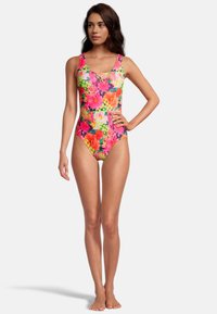 Maillot de bain une pièce avec un motif floral vibrant en rose, vert et orange. Tissu doux avec de larges bretelles et un décolleté rond.