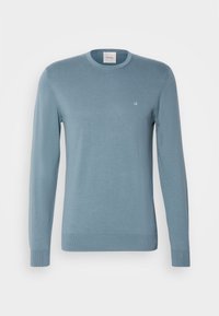 Pull pour hommes bleu clair à manches longues avec col rond, petit logo "ck" sur la poitrine gauche, poignets et ourlet côtelés.