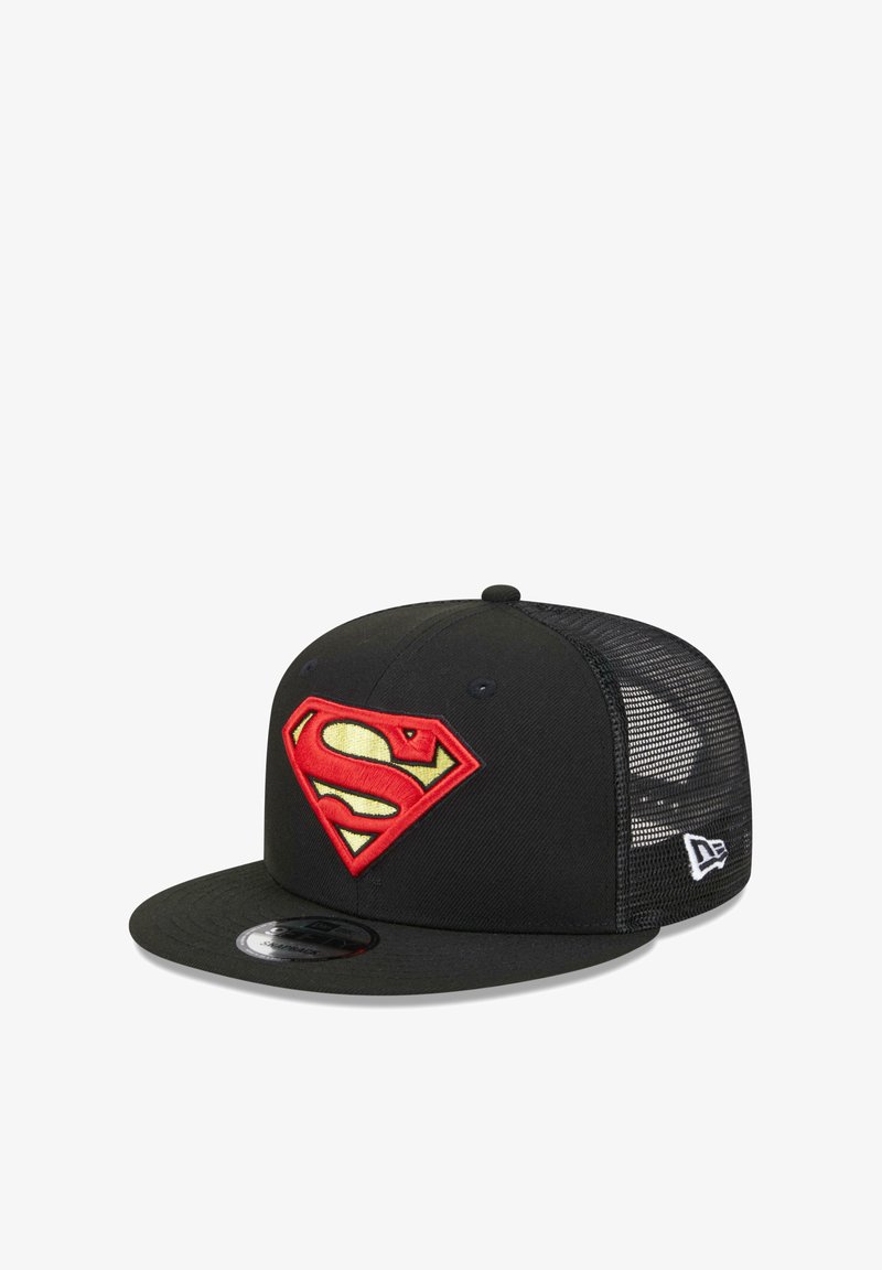 Schwarze Kappe mit flachem Schirm, die mit einem auffälligen roten und gelben gestickten Superman-Logo auf der Vorderseite und einem Netzrücken ausgestattet ist. New Era-Branding vorhanden.
