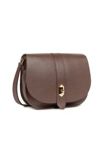 Borsa a tracolla in pelle marrone con texture, chiusura a pattina, accessori in metallo dorato e tracolla removibile.