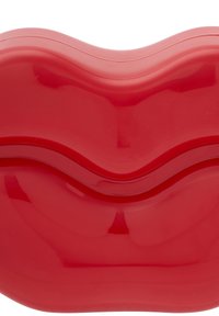 Czerwony plastikowy pojemnik o falistej strukturze i gładkiej teksturze. Posiada zaokrąglone krawędzie i błyszczące wykończenie. Wymiary są kompaktowe i aerodynamiczne.