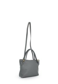 Graue Lederhandtasche mit doppelten Griffen und einem langen Schultergurt. Glatte Textur, minimalistisches Design mit goldfarbenen Hardware-Akzenten.