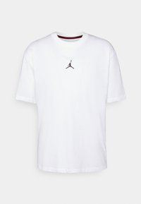 Vit bomull t-shirt med en svart Jordan-logotyp på bröstet, rund halsringning med röda och svarta ränder, samt korta ärmar.