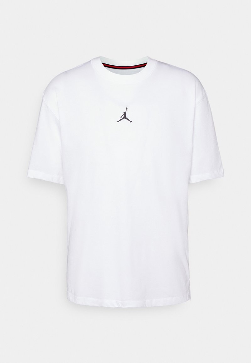 Vit bomull t-shirt med en svart Jordan-logotyp på bröstet, rund halsringning med röda och svarta ränder, samt korta ärmar.