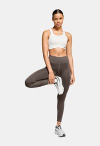On PERFORMANCE FLEX  - Urheiluliivit: keskitason tuki - undyed white