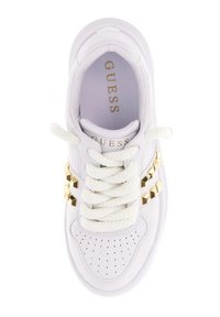 Baskets blanches avec un dessus perforé texturé, accents de clous dorés et lacets blancs épais. Comprend un col rembourré et le logo "GUESS".