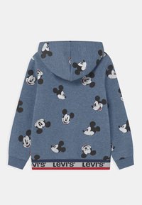 Modrá mikina s kapucí vyrobená z kombinace bavlny, zdobená opakujícím se potiskem Mickey Mouse. Obsahuje stahovací kapuci a logo pás na spodní části.