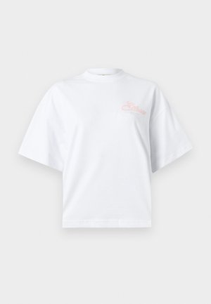 Biała koszulka z krótkim rękawem i okrągłym dekoltem o luźnym kroju, z małym, jasnoróżowym logo "Ellesse" na lewej piersi.