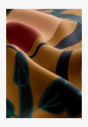 Tkanina s uzorkom koja ima glatku, poput satena meku teksturu. Boje uključuju zlatnu, tamnoplavu, crvenu i zelenu, s apstraktnim cvjetnim oblicima.