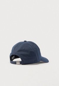 Καπέλο σε ναυτικό μπλε χρώμα με καμπυλωτό γείσο, κατασκευασμένο από βαμβάκι, με μεταλλικό κούμπωμα και ρυθμιζόμενο λουράκι στο πίσω μέρος καθώς και οπές για αερισμό.