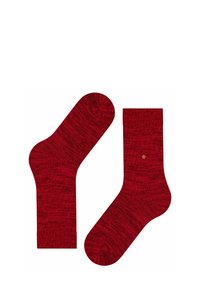 Calze rosse lavorate a maglia con un motivo testurizzato, dotate di un risvolto e un tallone solidi. Una calza presenta un piccolo accento circolare sul lato.