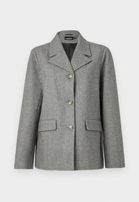 Blazer grigio a zigzag con colletto a rever, chiusura a tre bottoni, due tasche frontali e vestibilità strutturata. Tessuto liscio e design su misura.
