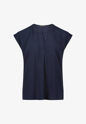 Granatowa bluzka z krótkim rękawem, z plisowanym przodem, okrągłym dekoltem i miękkiego materiału. Gładka tekstura; brak widocznych wzorów lub elementów metalowych.