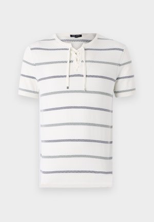 Camiseta blanca de manga corta con rayas horizontales en azul marino y gris, con un escote redondo y un detalle de cordones en la parte delantera. Textura de tela suave.