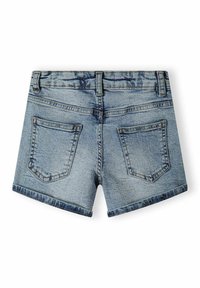 Shorts en denim bleu clair avec une finition délavée. Comprend deux poches arrière et des accents cousus. L'ourlet est roulé et les bords sont légèrement effilochés.