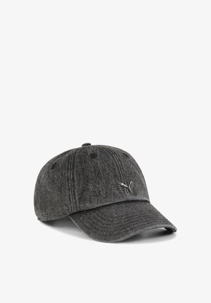Casquette de baseball en denim gris foncé avec une visière incurvée et un petit logo Puma argenté sur le panneau avant droit.