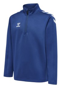 Niebieski sweter z zamkiem na ćwierć wykonany z gładkiego materiału. Posiada białe paski w kształcie chevron na rękawach oraz małe logo na piersi.