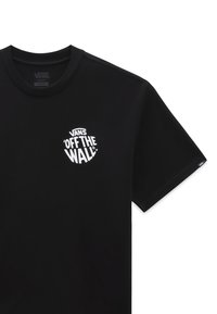 Musta puuvillapaita lyhyillä hihoilla, jossa vasemmassa rintaparressa on valkoinen "VANS OFF THE WALL" -logo.