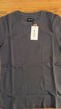Camisa de manga longa em cinza escuro com decote em barco. Etiqueta anexada diz "YOURTURN." Textura suave, sem padrões ou detalhes adicionais.