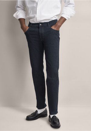 - Jeansy Slim Fit