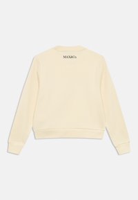 Kreminės spalvos džemperis iš minkštos medžiagos, suapvalintu kaklu ir ribinėmis rankogalių apykaklėmis; ant nugaros atspausdintas logotipas „MAX&Co.“.