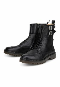 Botas de cuero negro con cordones, de altura media hasta la pantorrilla, con cremallera lateral, hebillas y una gruesa suela de goma con un patrón de banda de rodadura robusto.