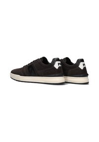 Donkerbruin suède sneakers met zwarte leren accenten, witte hieltab, gestructureerd oppervlak en crème rubberen zool. Voorzien van een logo-detail aan de zijkant.