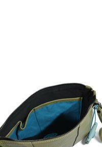 Borsetta in pelle verde con superficie testurizzata, chiusura a zip e fodera in tessuto blu. Presenta un piccolo accento turchese sul tirazip.