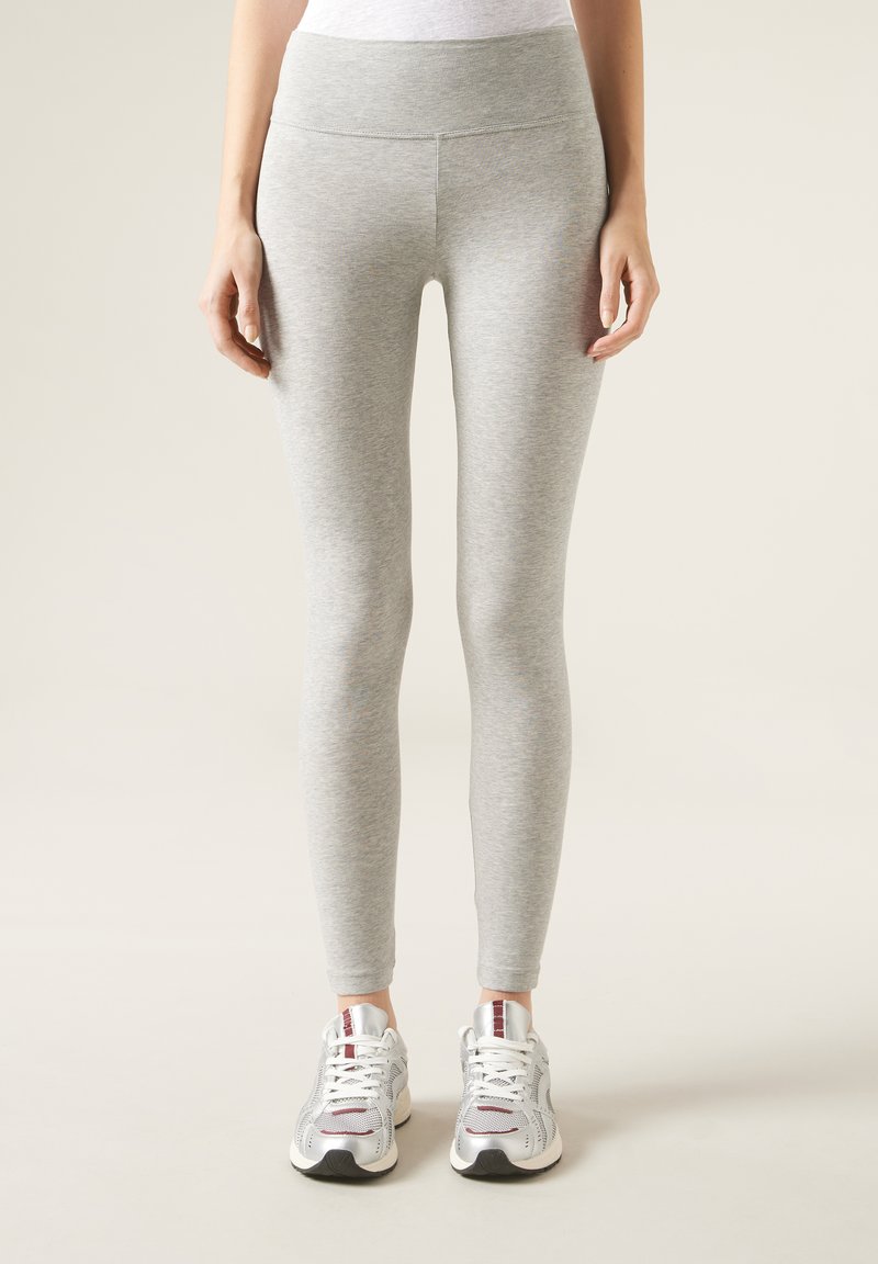 Grå leggings med hög midja, gjorda av stretchtyg, med en slät yta och en smal passform ner till anklarna.