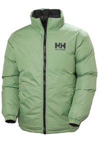Groene pufferjack met een hoge kraag, voorzien van een zwarte ritssluitingen en logo. Het materiaal lijkt soepel met een lichtgewicht, geïsoleerd ontwerp.