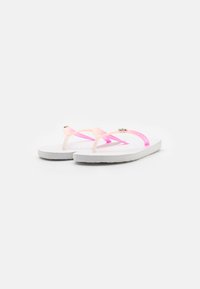 Flip-flop rosa e bianca con una suola di gomma liscia, cinturini trasparenti e un piccolo dettaglio metallico sul cinturino centrale.