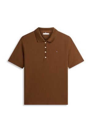 Polo marron à manches courtes avec quatre boutons blancs et petit logo rectangulaire sur le côté gauche de la poitrine, posé à plat sur un fond blanc.