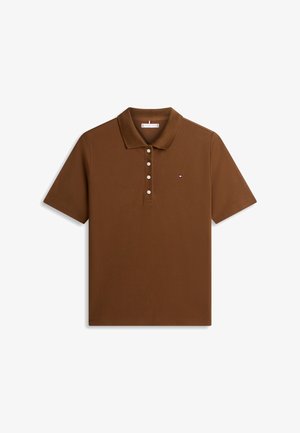 Polo marron à manches courtes avec quatre boutons blancs et petit logo rectangulaire sur le côté gauche de la poitrine, posé à plat sur un fond blanc.