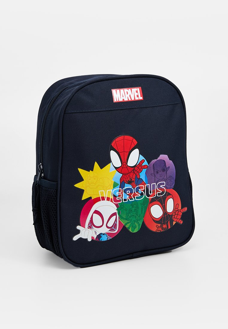 Zaino in tessuto blu marino con grafiche del personaggio Spider-Man in stile fumetto, logo "MARVEL" bianco e il testo "VERSUS" in grassetto bianco ben visibile.