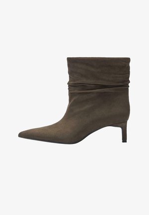 Brauner Wildleder-Stiefelette mit einem lässigen Design, spitzer Spitze und einem schlanken Kitten-Heel, der eine glatte Textur und minimale Akzente aufweist.
