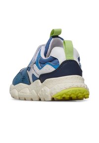 Färgglad sneaker med nyanser av blått, vitt och grönt. Texturerad sula med en framträdande grön accent. Vadderad krage och dragflik.