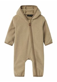 Beigefärgad, fluffig babyoverall med huva, framzipper, elastiska manschetter och långa ärmar, tillverkad av mjukt fleece-material.