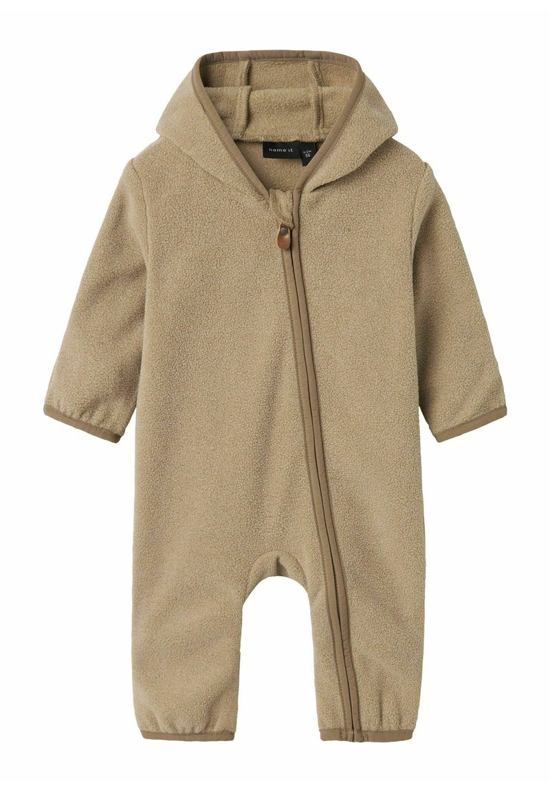 Beigefärgad, fluffig babyoverall med huva, framzipper, elastiska manschetter och långa ärmar, tillverkad av mjukt fleece-material.