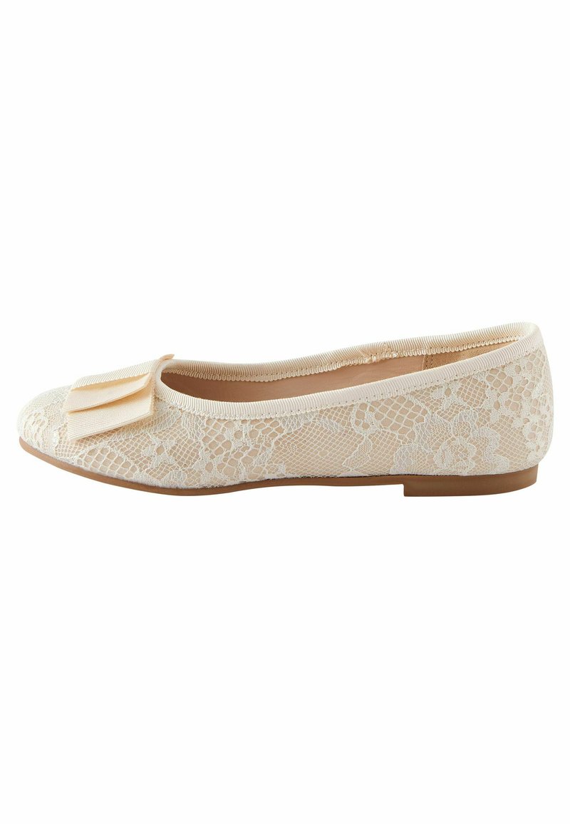 Lace balletflats i creme med en bue accent. Har en rund tå og en slank, flad sål. Tekstureret blondeoverlægningsmateriale dækker hele overdelen.